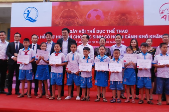 Trao 15 suất học bổng cho học sinh nghèo ở Hưng Nguyên