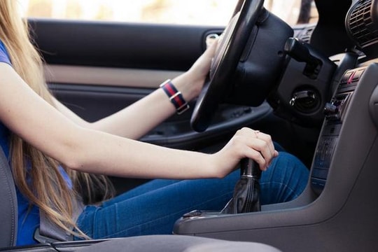 Lái xe ô tô số sàn và những lưu ý 'bất di bất dịch' tài mới phải biết để tránh tai nạn