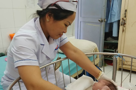 Bé sơ sinh bị mẹ nhiễm HIV bỏ rơi tại viện