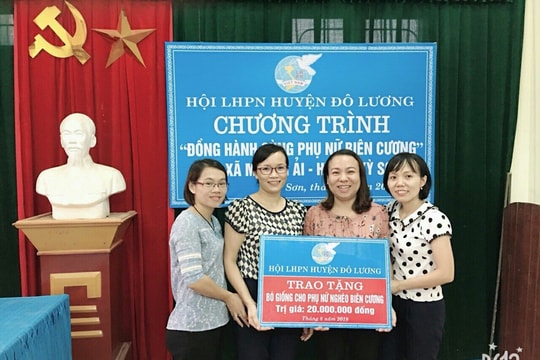 Trao 25,7 triệu đồng cho hội viên phụ nữ và học sinh nghèo tại Kỳ Sơn.