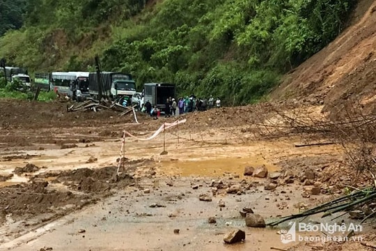 Cảnh báo lốc, sét và gió giật mạnh trong cơn dông ở miền Trung