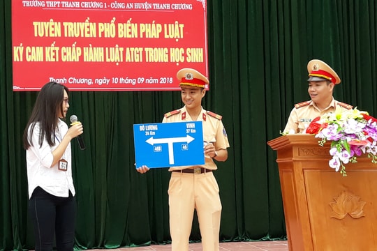 1.300 học sinh Thanh Chương ký cam kết không vi phạm ATGT 