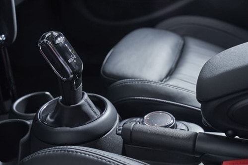 Hộp số trên ô tô là gì và có vai trò ra sao?