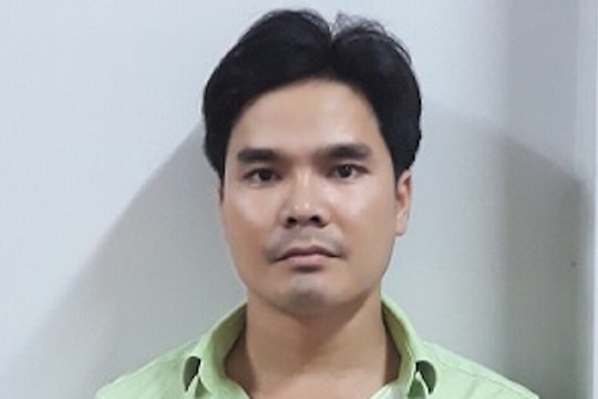 Chồng cướp túi xách của vợ trong ngày ra tòa ly hôn