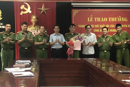 Khen thưởng Ban Chuyên án bắt đối tượng vận chuyển 2kg ma túy