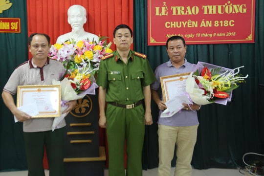 Công an Nghệ An khen thưởng 2 công dân tích cực truy bắt tội phạm