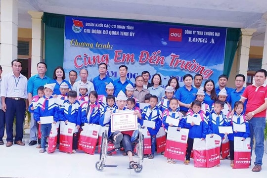 Chi đoàn cơ quan Tỉnh ủy tặng quà cho học sinh vùng cao nhân dịp năm học mới