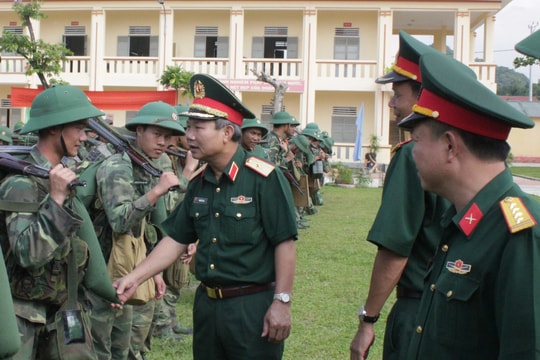 Đoàn công tác Bộ Tư lệnh Quân khu 4 kiểm tra tại Sư đoàn 324