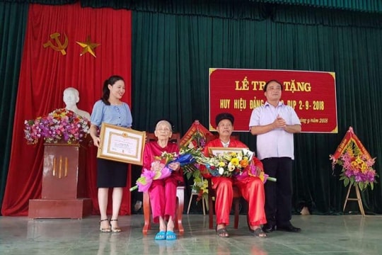 Nghi Lộc, Nghĩa Đàn trao Huy hiệu Đảng cho các đảng viên