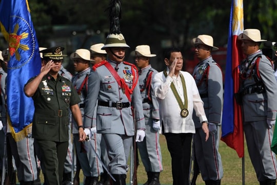 Tổng thống Duterte thách thức quân đội Philippines đảo chính