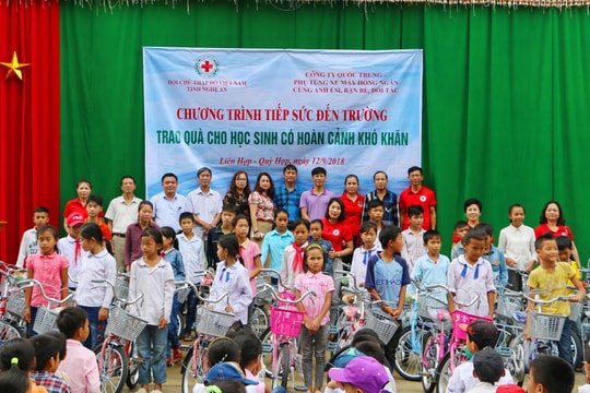 Trao 53 xe đạp cho học sinh có hoàn cảnh khó khăn huyện Quỳ Hợp