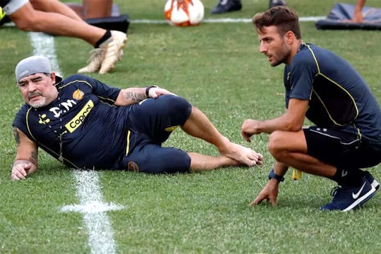 Maradona biểu lộ nhiều sắc thái khi ra sân làm huấn luyện viên