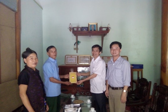 Thăm, tặng quà cho già làng, người uy tín trong đồng bào dân tộc thiểu số