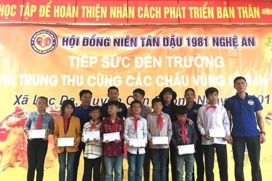 Trao quà cho học sinh vùng lũ, vùng khó khăn huyện Con Cuông, Kỳ Sơn