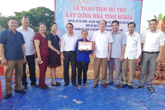Trao tiền hỗ trợ xây nhà tình nghĩa cho vợ liệt sỹ