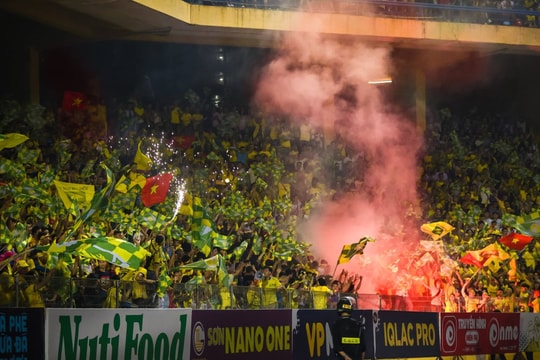 CLB SLNA bị phạt vì CĐV xứ Nghệ đốt pháo sáng