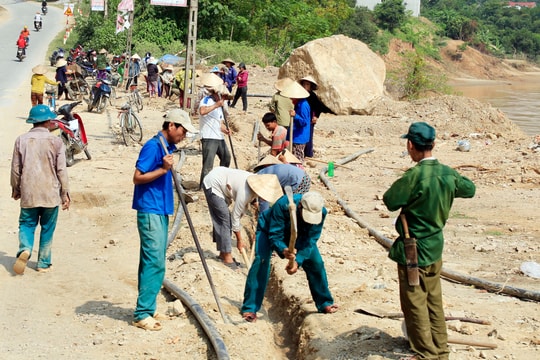 Người dân vùng cao góp tiền làm đường ống dẫn nước về bản