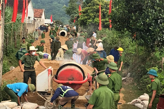 Công an giúp dân làm đường giao thông nông thôn