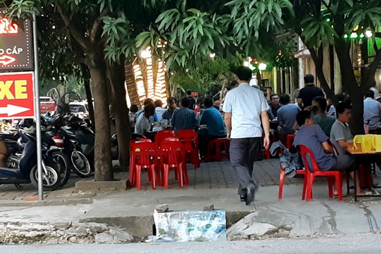 Nhiều vỉa hè ở TP Vinh 'hết lối' cho người đi bộ