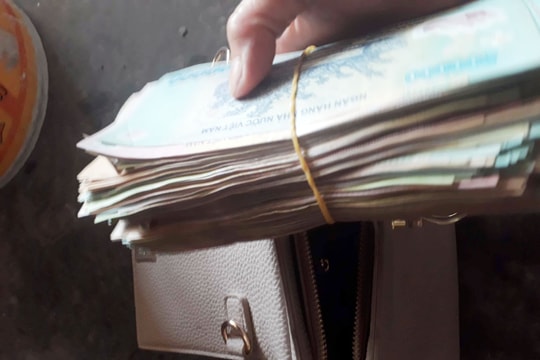 Chủ quán bánh mướt trả lại túi tiền chứa hàng trăm triệu đồng cho khách bỏ quên