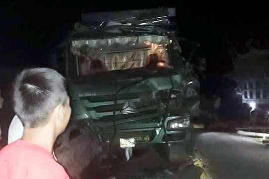 Người dân cạy cửa cứu tài xế trong cabin sau tai nạn