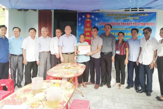 Trao tiền hỗ trợ xây nhà tình nghĩa cho vợ liệt sỹ