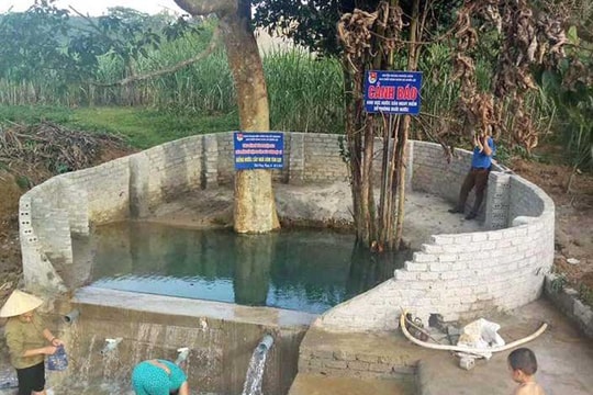 Đồng bào Thái ​ở làng Cay nhận mó nước sinh hoạt