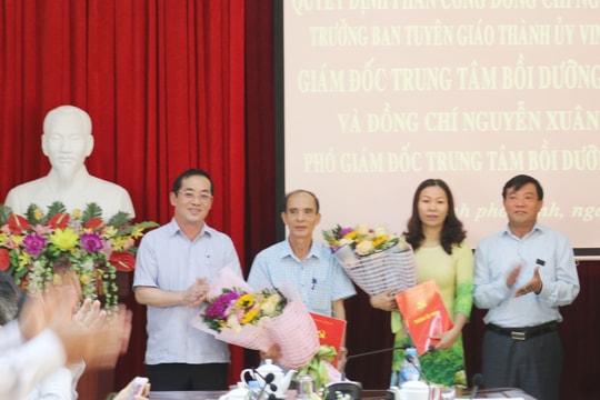 Trưởng Ban Tuyên giáo Thành phố Vinh kiêm nhiệm Giám đốc Trung tâm Bồi dưỡng chính trị