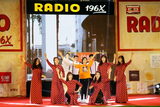 Học sinh Trường THPT Huỳnh Thúc Kháng sôi nổi với RADIO 196X