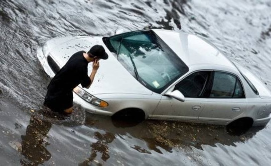 Phải làm gì khi xe ô tô đi vào chỗ ngập?