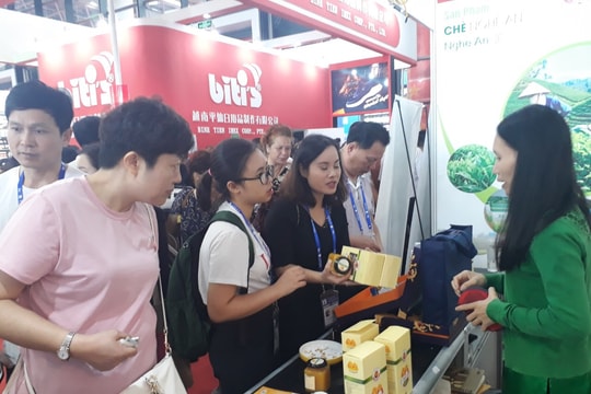 Du khách ASEAN và Trung Quốc thích thú bánh Trung thu làm từ Cam Vinh