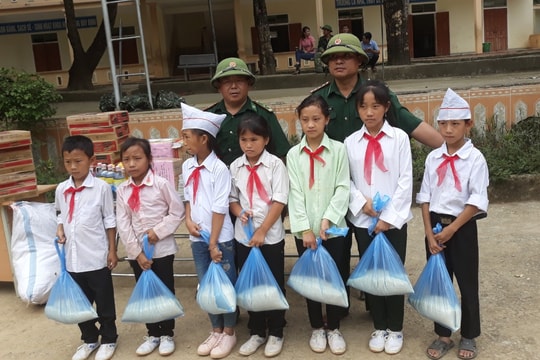 Tặng quà hỗ trợ học sinh vùng lũ và học trò nghèo gặp nhiều khó khăn