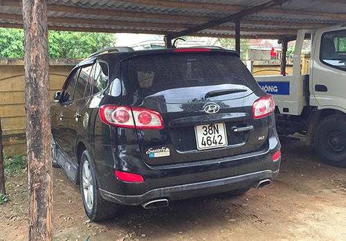 Giám đốc lao ôtô vào nhóm cảnh sát, một người nhập viện