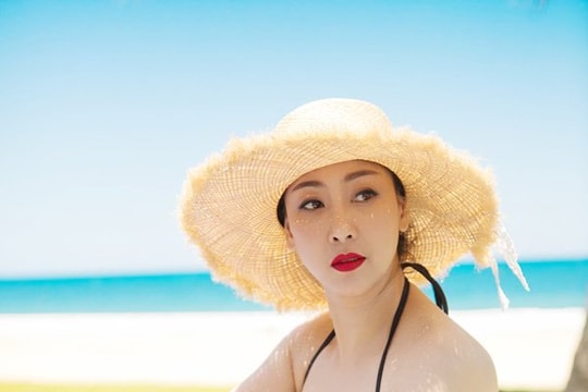 Hà Kiều Anh mặc bikini khoe vóc dáng đáng ngưỡng mộ ở tuổi 42