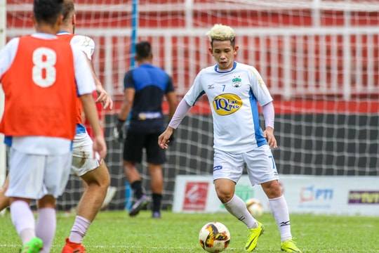 Hồng Duy khoe mái tóc nhuộm bạc giống Văn Toàn trước trận đấu của HAGL