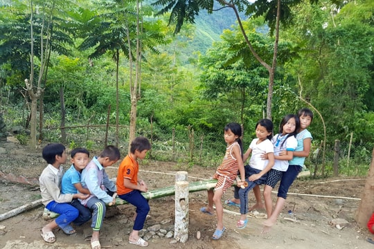 Phụ huynh lên rừng chặt nứa, dựng khu vui chơi cho học sinh