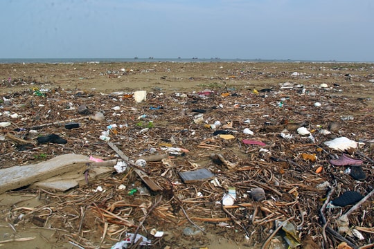 Rác bủa vây bãi biển Diễn Thành