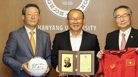 Thầy Park mang áo Việt Nam về thăm trường cũ ở Hàn Quốc