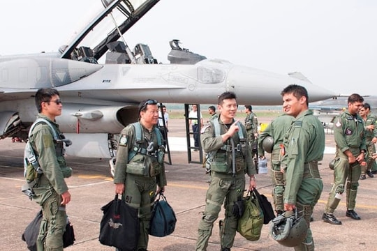 Phi công quân sự Ấn Độ thiếu ngủ vì quá ham mạng xã hội