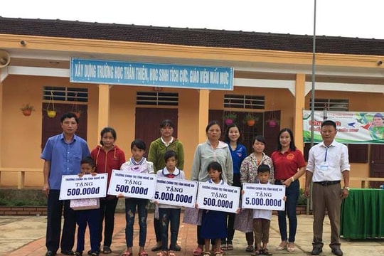 Tặng quà, động viên các học sinh vùng khó khăn ở Tân Kỳ, Nghĩa Đàn