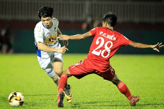 Công Phượng áp sát ngôi đầu danh sách tiền đạo nội xuất sắc nhất