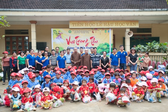 Trung thu sớm cho thiếu nhi Huồi Lau