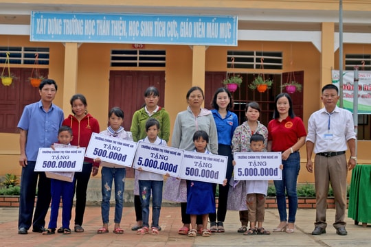 Tặng quà học sinh nghèo tại Nghĩa Đàn, trao nhà Chữ Thập đỏ ở TX Thái Hòa