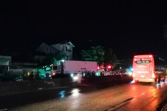 Sang đường vẫy taxi, người đàn ông bị xe tải tông tử vong