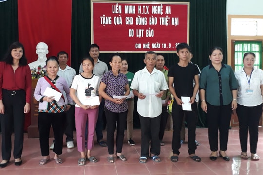 Trao quà cho 10 hộ dân bị thiệt hại do lũ lụt ở Con Cuông