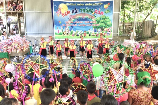 Hàng nghìn suất quà trung thu sớm đến với trẻ vùng cao