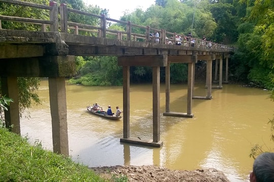 Vụ cô gái nghi nhảy cầu tự tử ở Thanh Chương: Tìm thấy túi đồ của nạn nhân