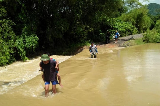 Phụ huynh ở Nghệ An liều mình đưa con em đi học trong nước lũ chảy xiết