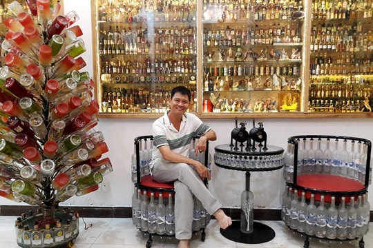 Nội thất ngôi nhà đa sắc màu làm từ 10.000 chai thủy tinh