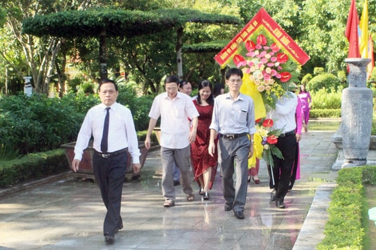 Đảng ủy Khối Các cơ quan tỉnh dâng hương tại Khu Di tích Kim Liên